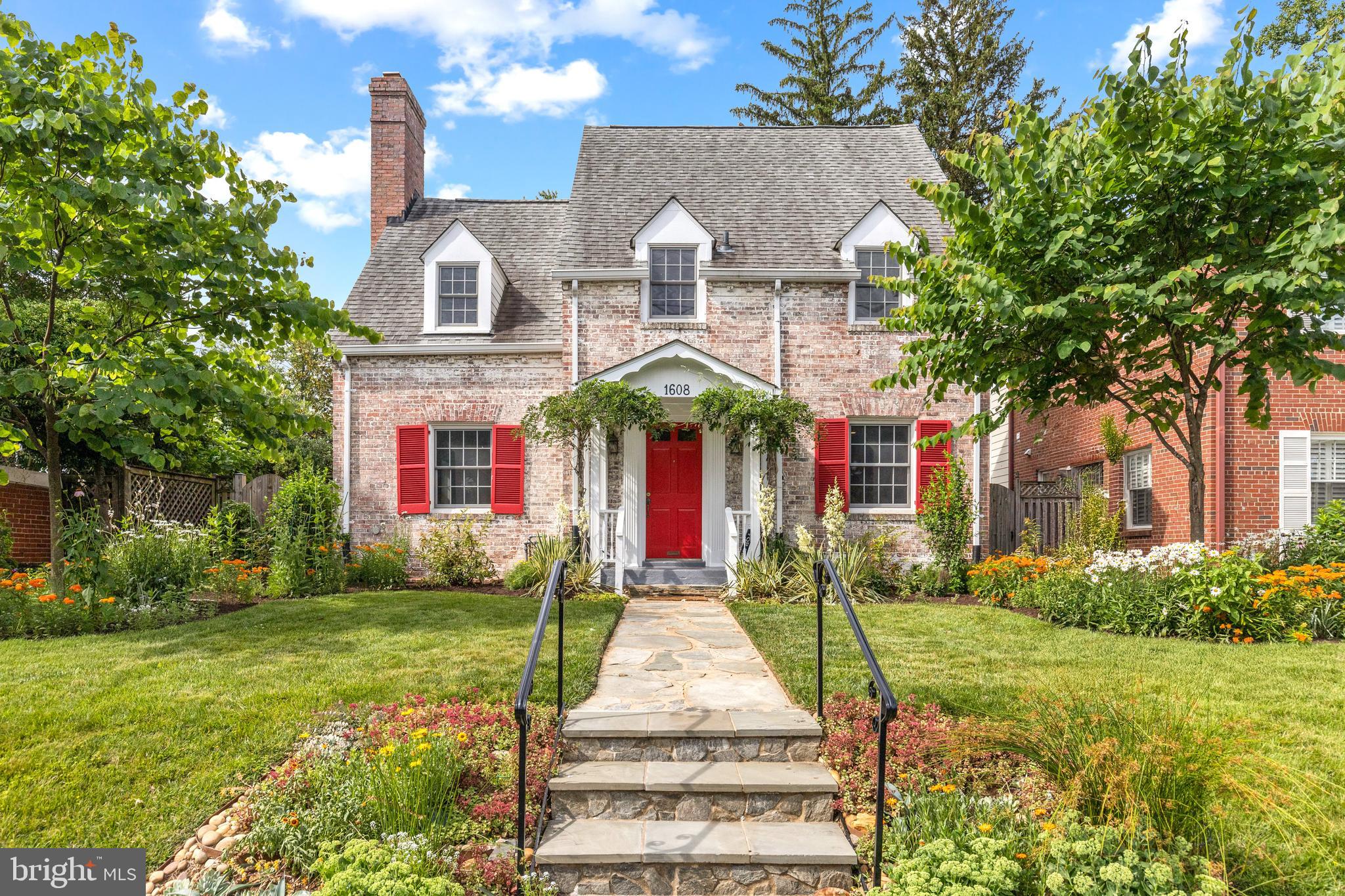 1608 Manchester Ln NW