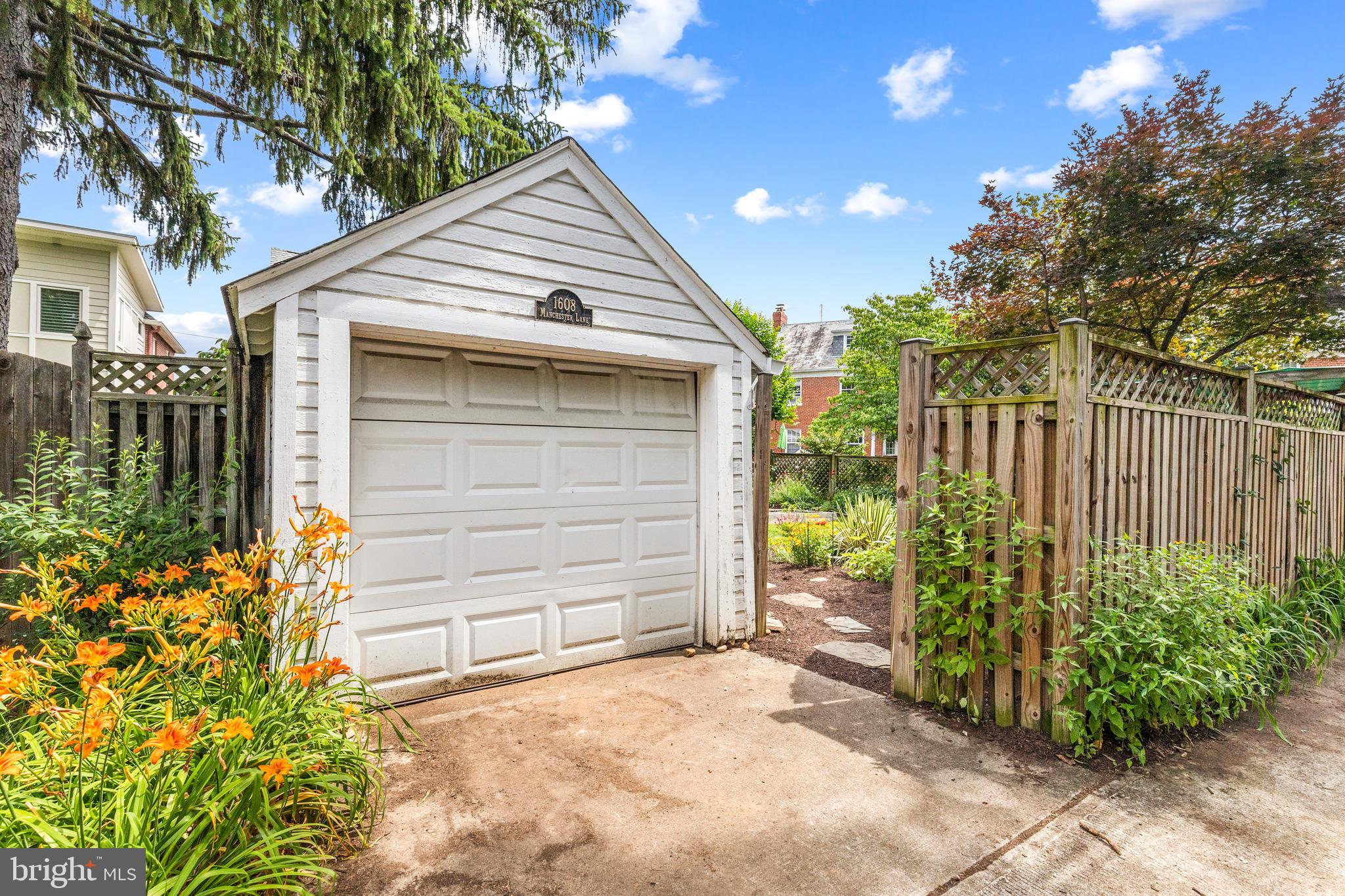 1608 Manchester Ln NW