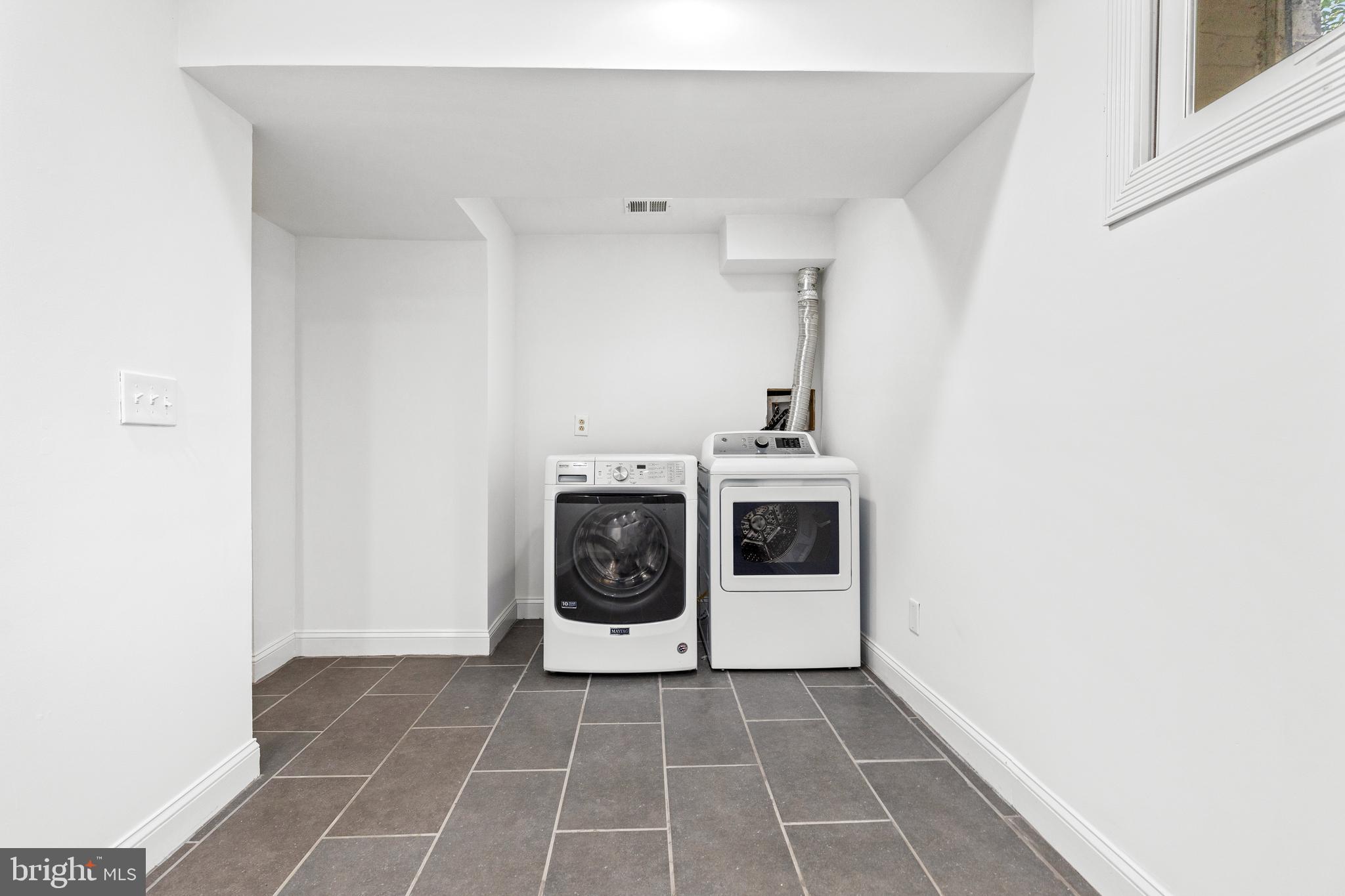 1608 Manchester Ln NW