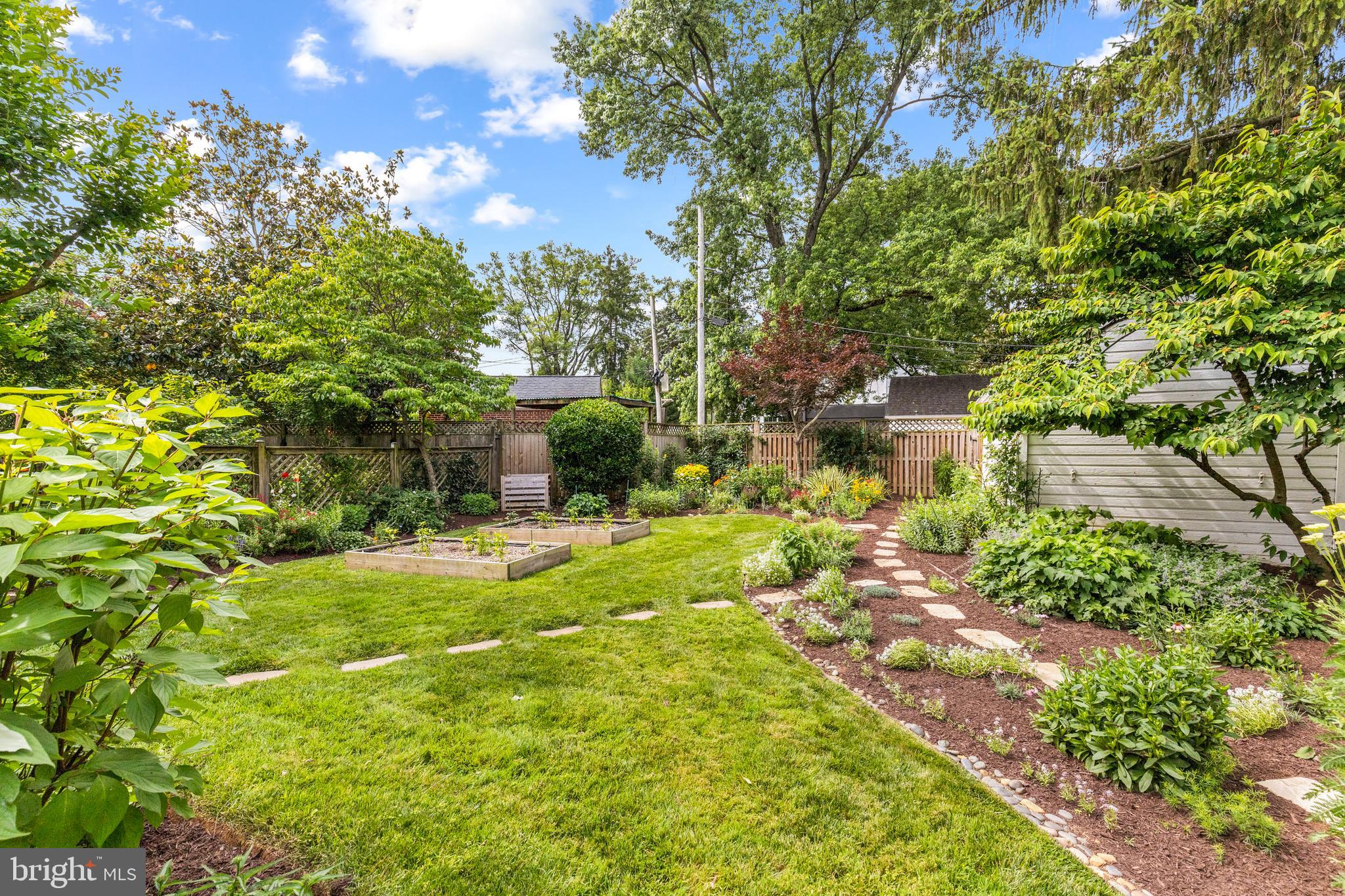 1608 Manchester Ln NW