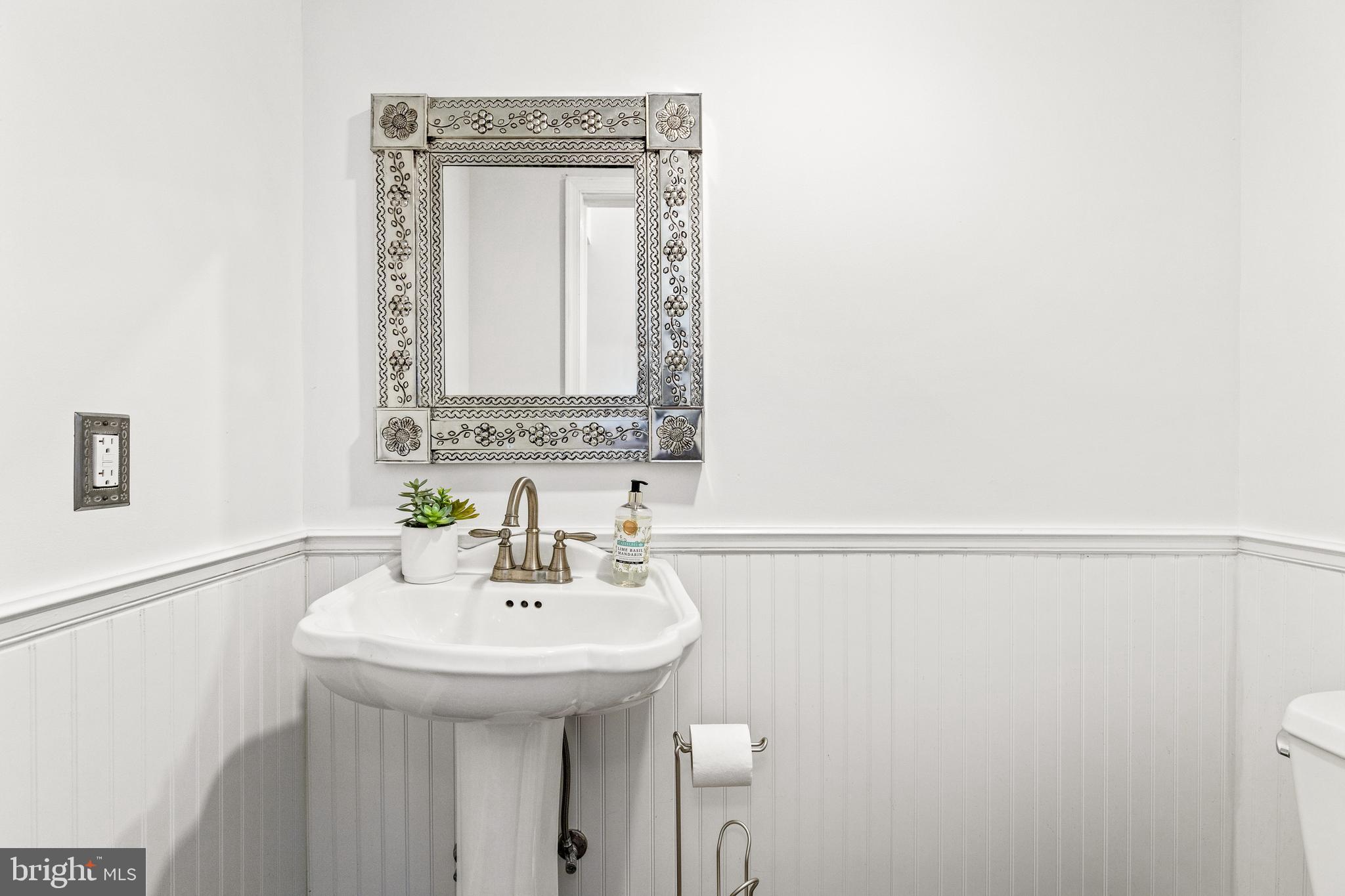 1608 Manchester Ln NW