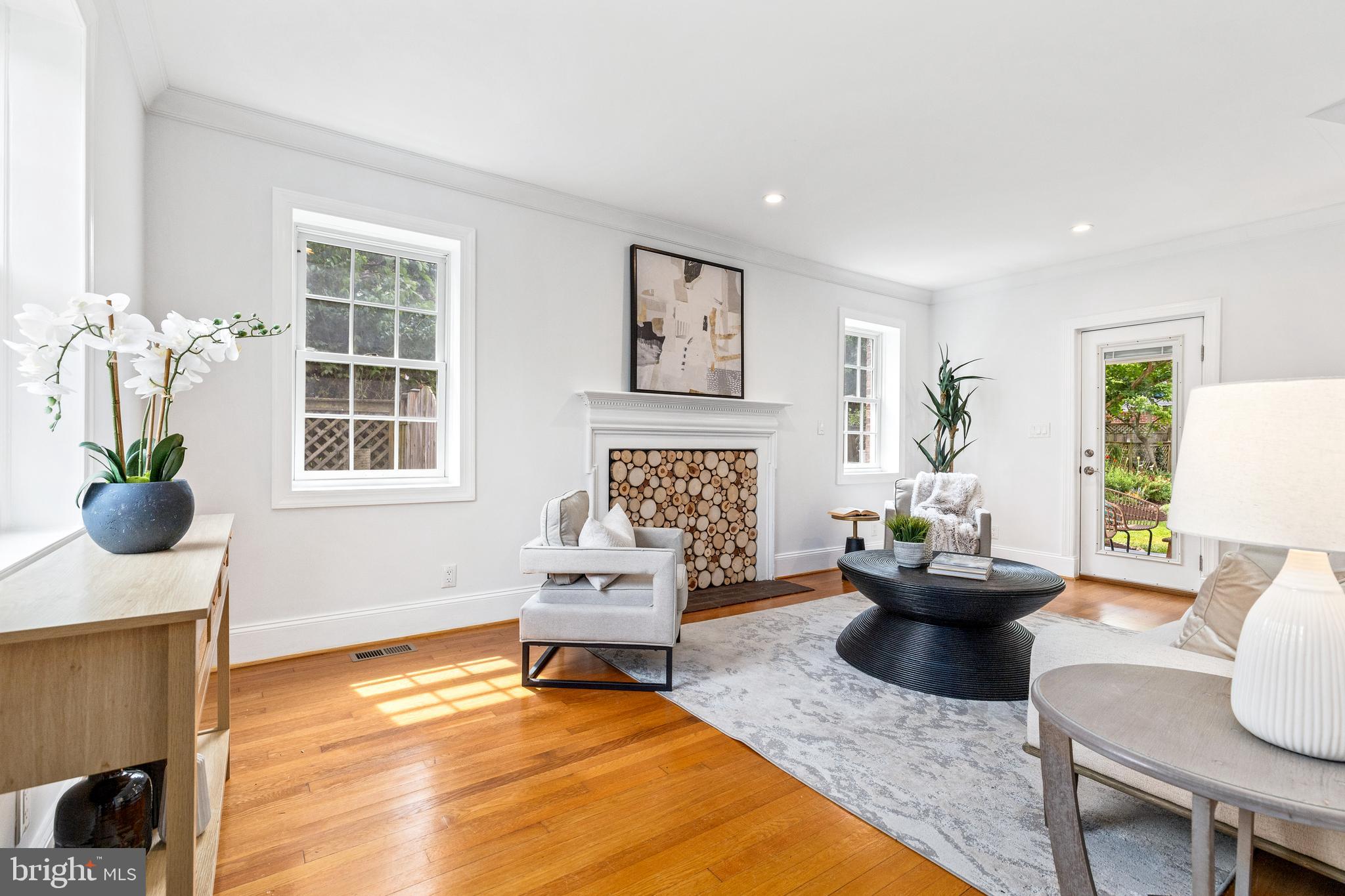 1608 Manchester Ln NW