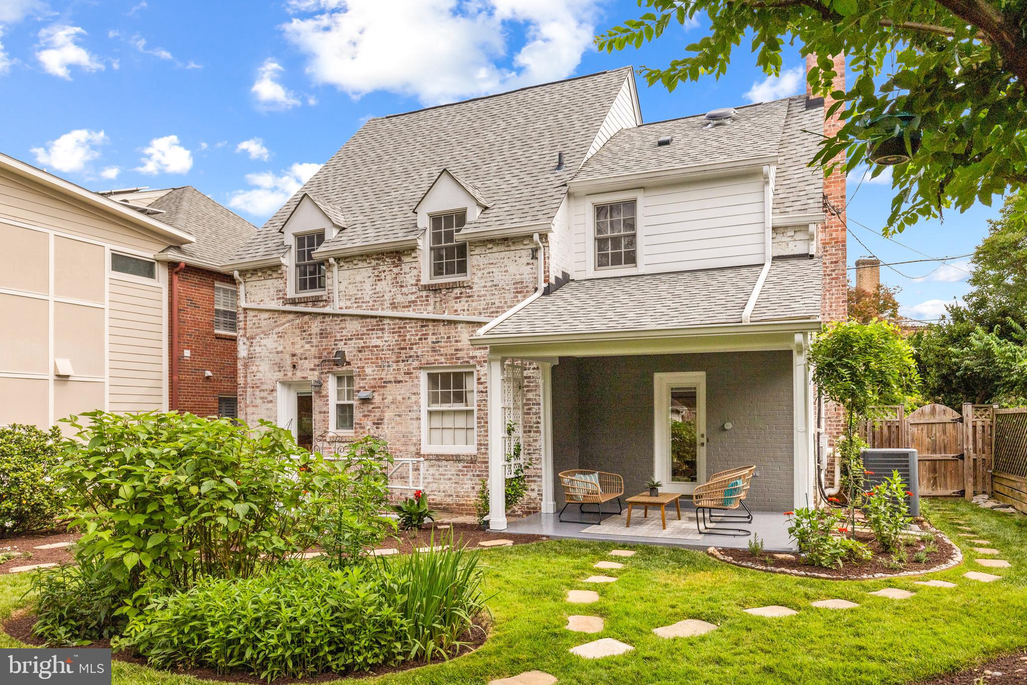 1608 Manchester Ln NW