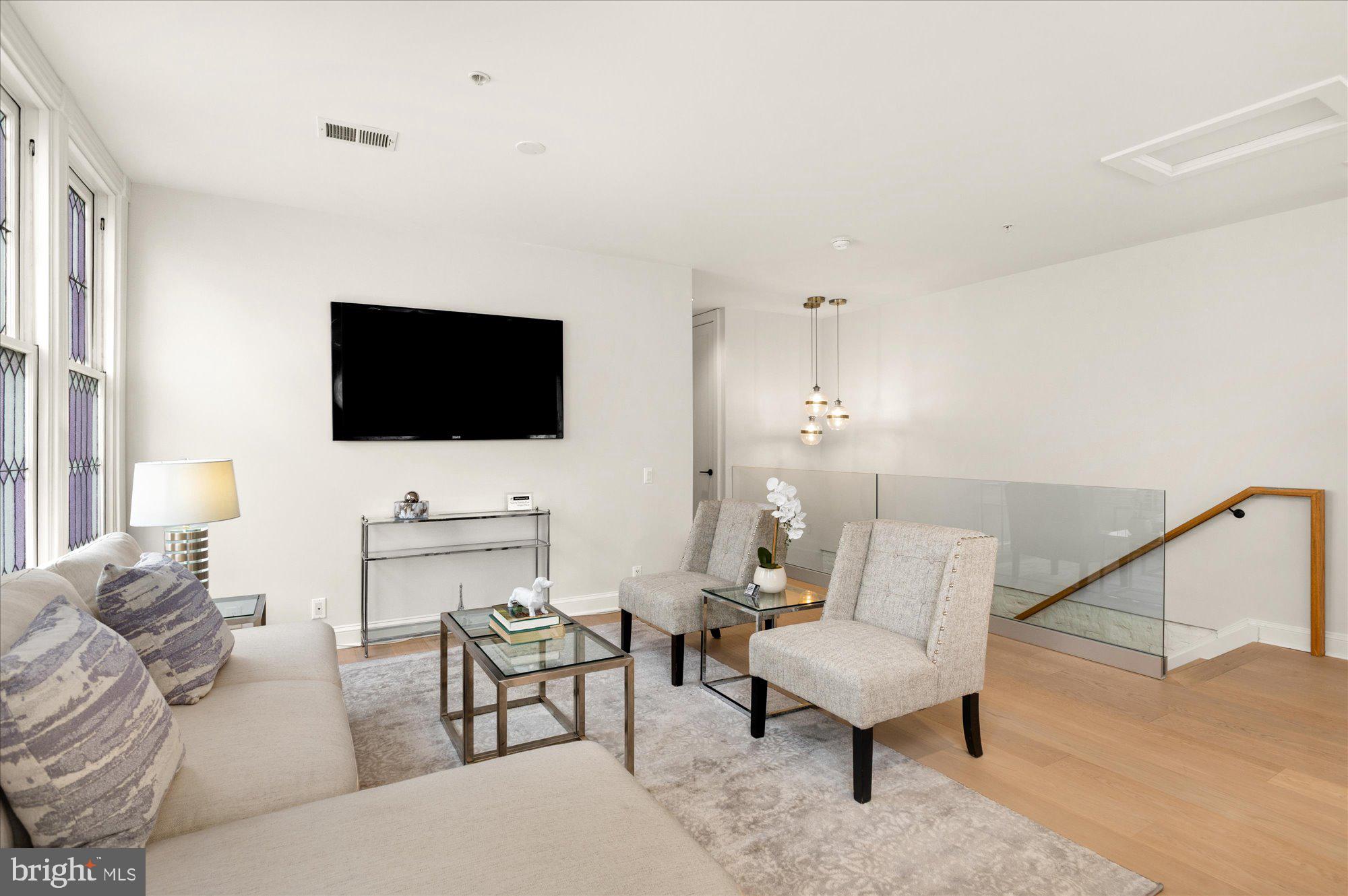 2025 HILLYER PLACE NW 4