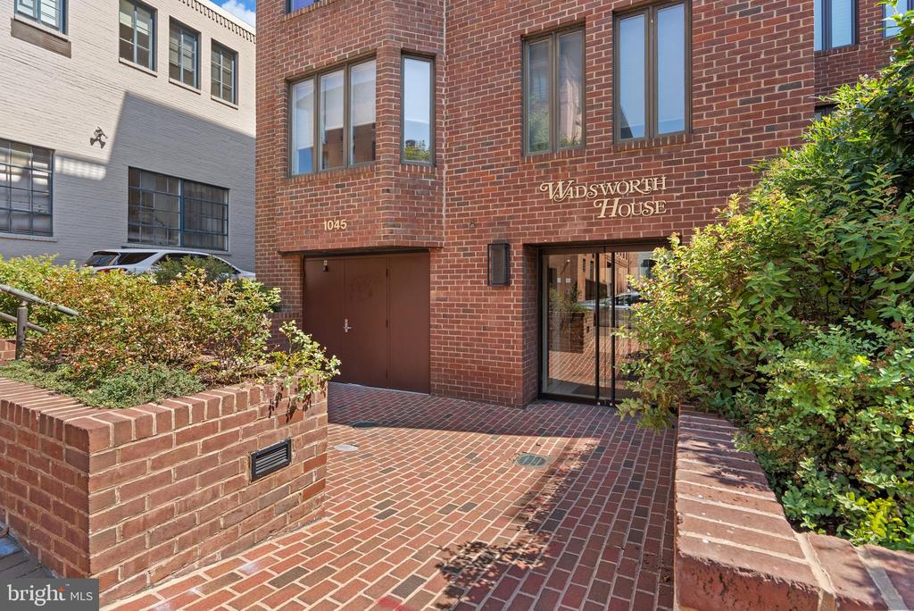 1045 31ST STREET NW 302