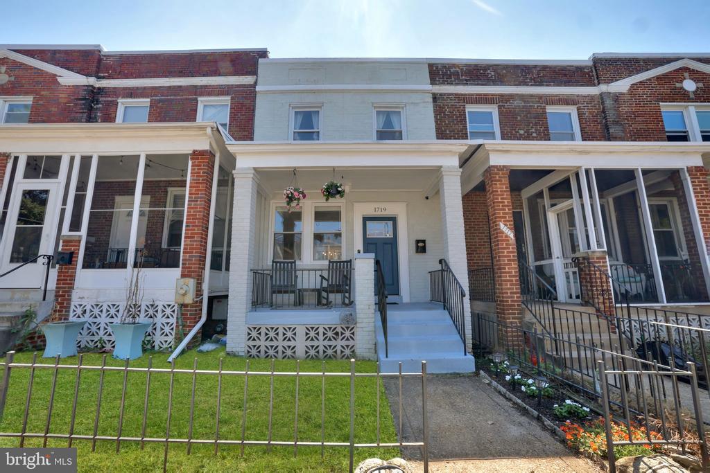 1719 LYMAN PLACE NE