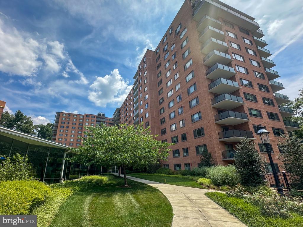 4201 CATHEDRAL AVENUE NW Unit: 321E