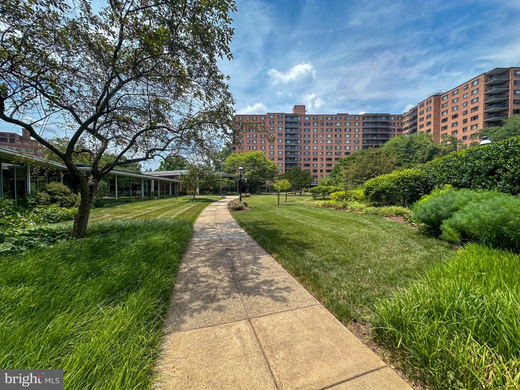 4201 CATHEDRAL AVENUE NW Unit: 321E