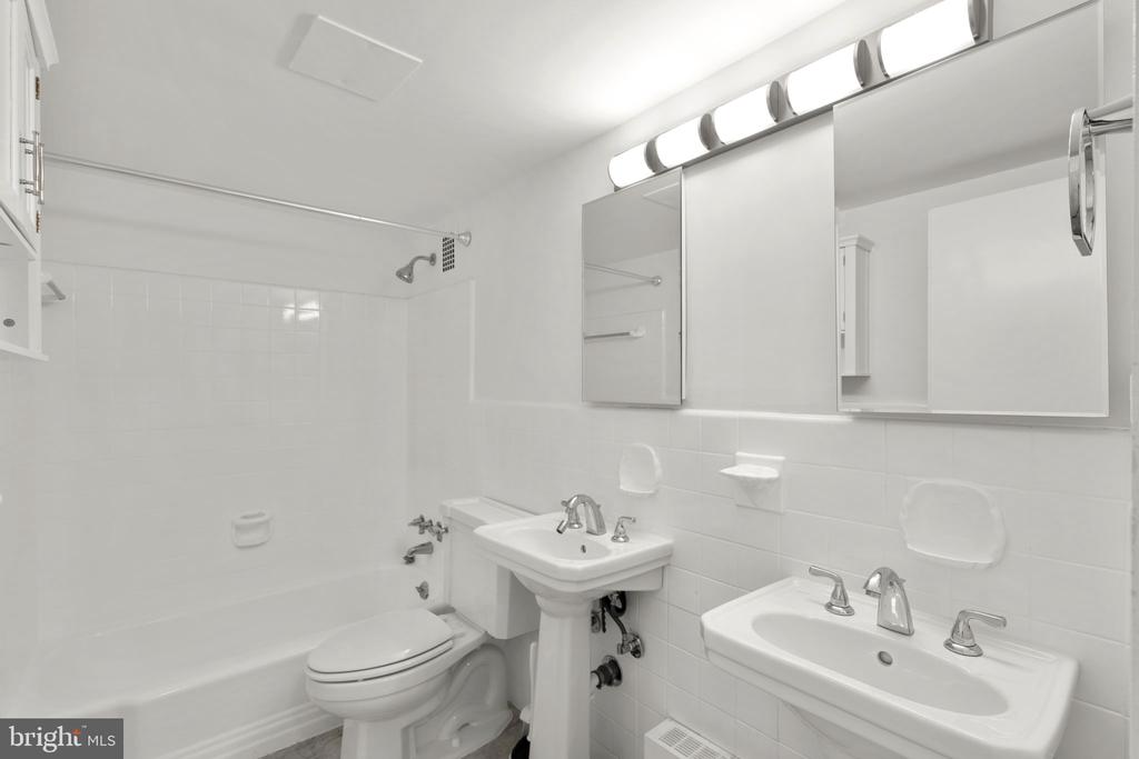 4201 CATHEDRAL AVENUE NW Unit: 419E