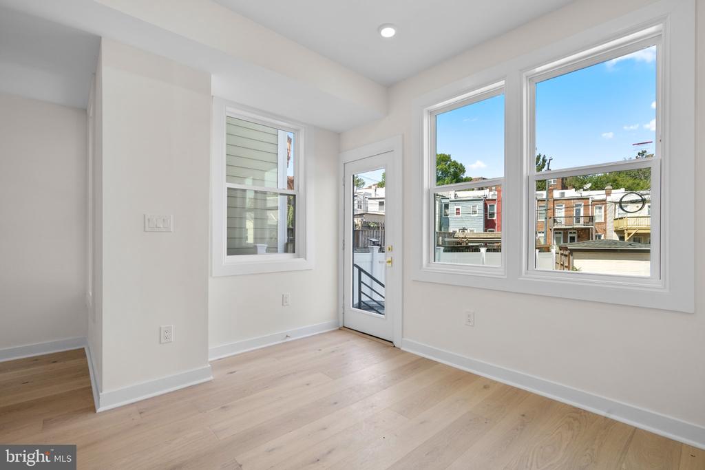 220 V STREET NE