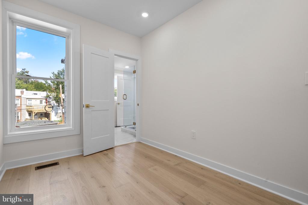 220 V STREET NE