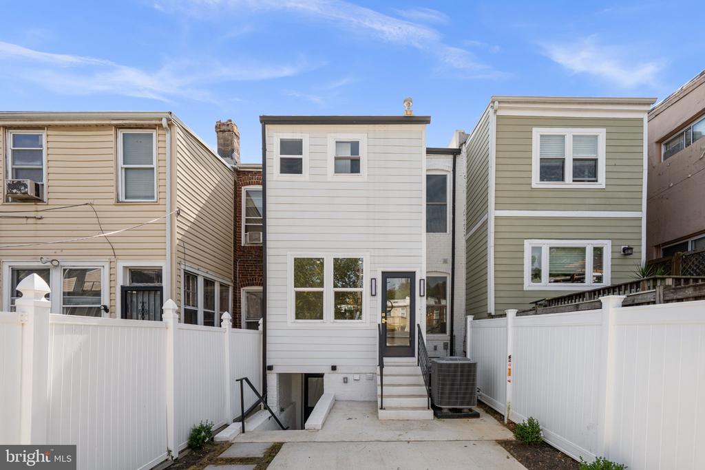 220 V STREET NE