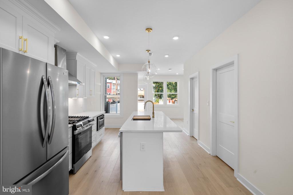 220 V STREET NE