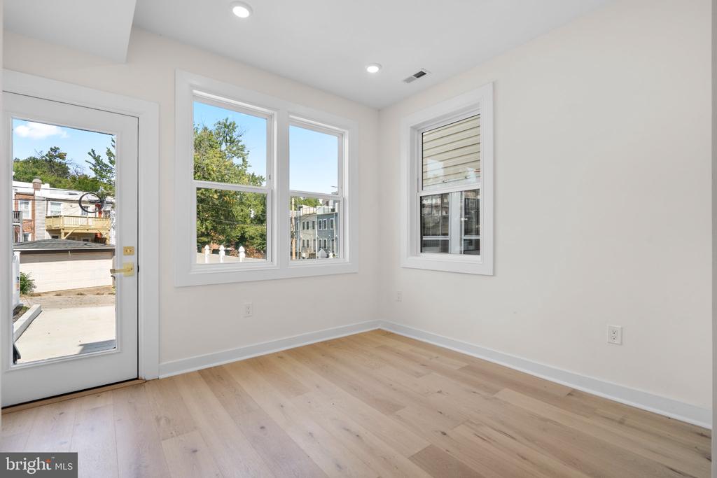 220 V STREET NE