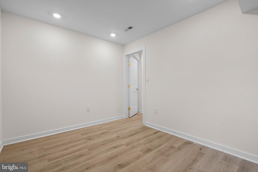 220 V STREET NE