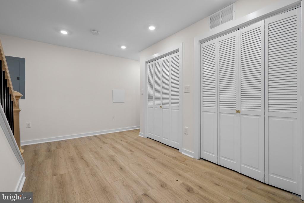 220 V STREET NE