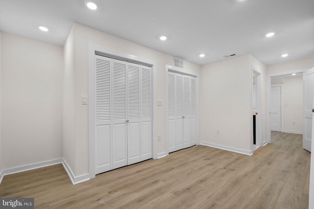 220 V STREET NE