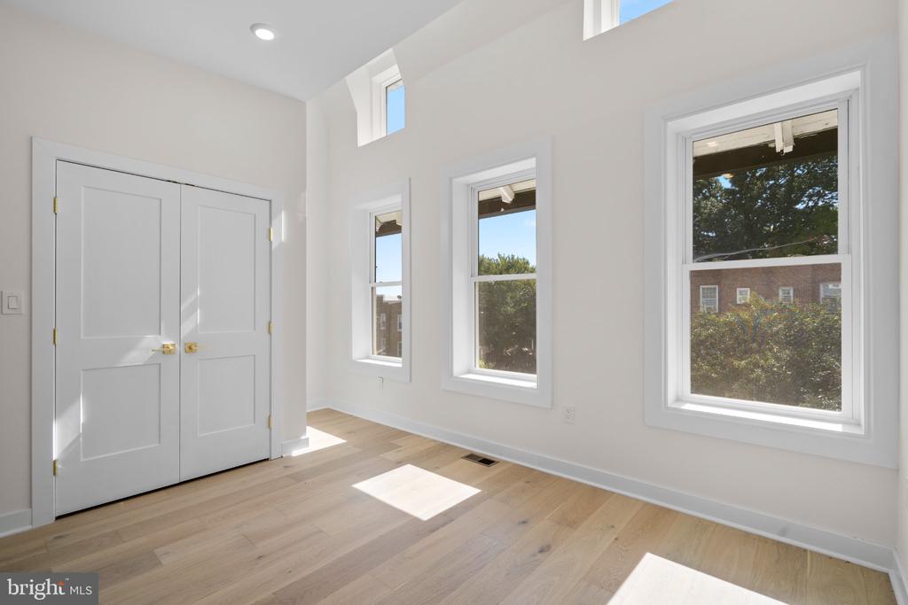 220 V STREET NE