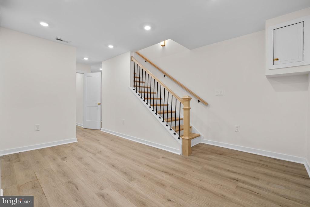 220 V STREET NE