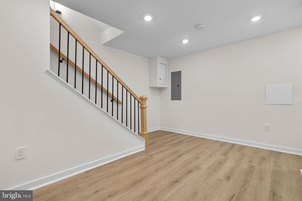 220 V STREET NE