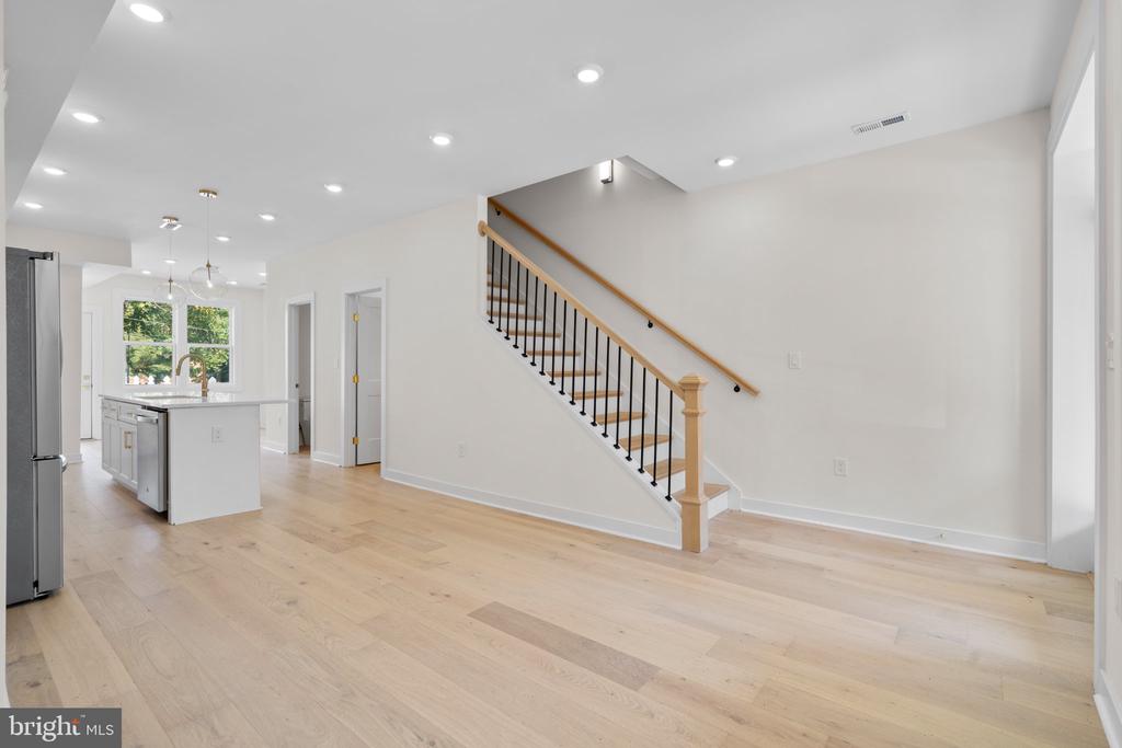 220 V STREET NE