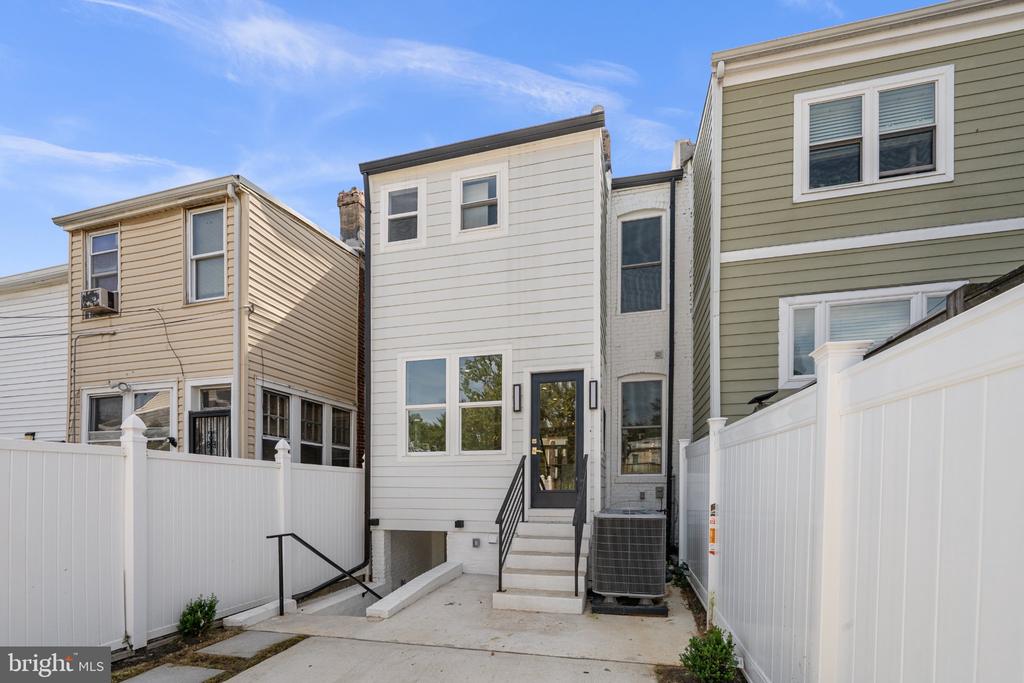 220 V STREET NE