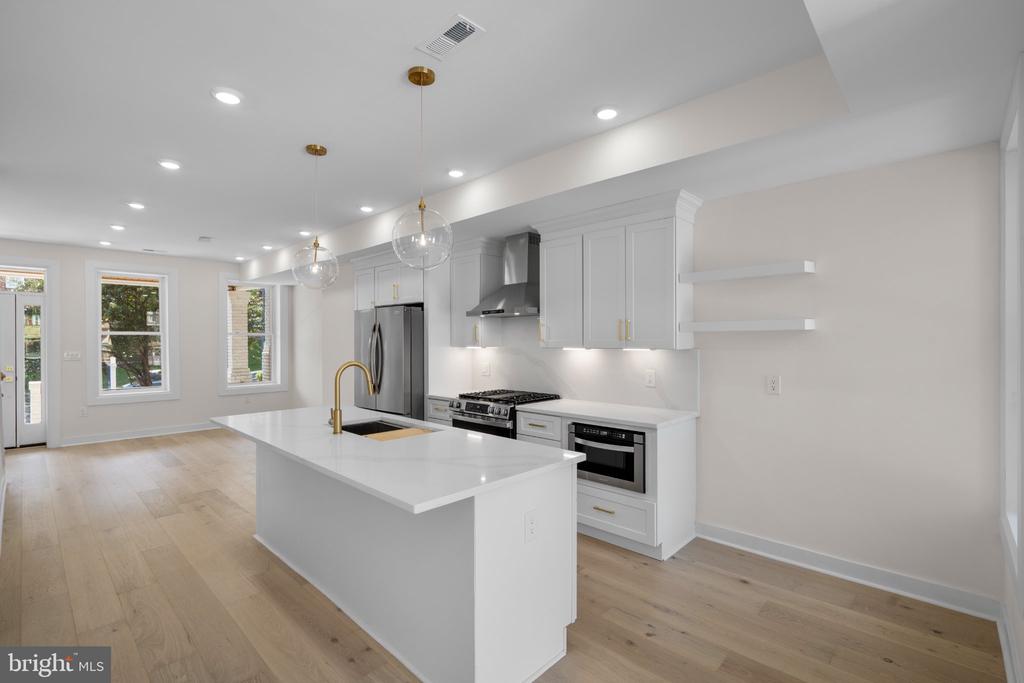 220 V STREET NE