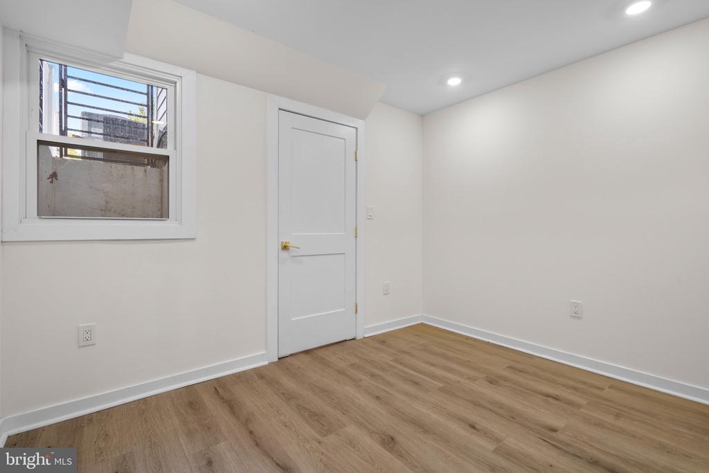 220 V STREET NE