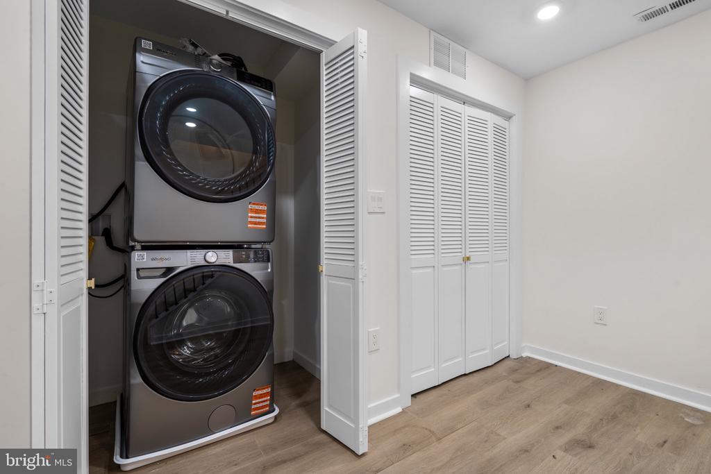 220 V STREET NE