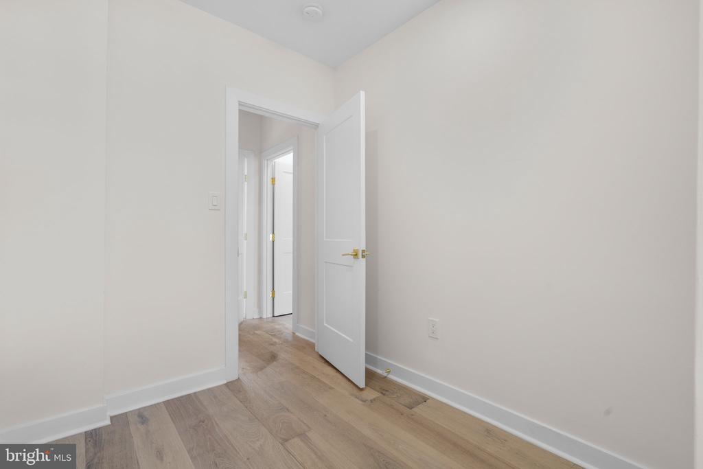 220 V STREET NE