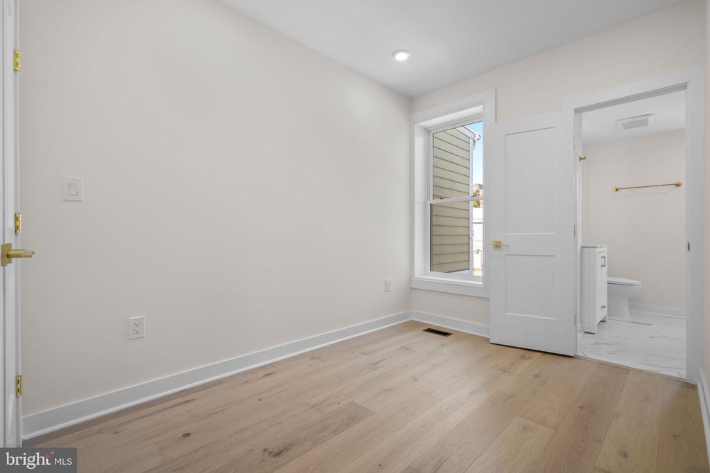 220 V STREET NE