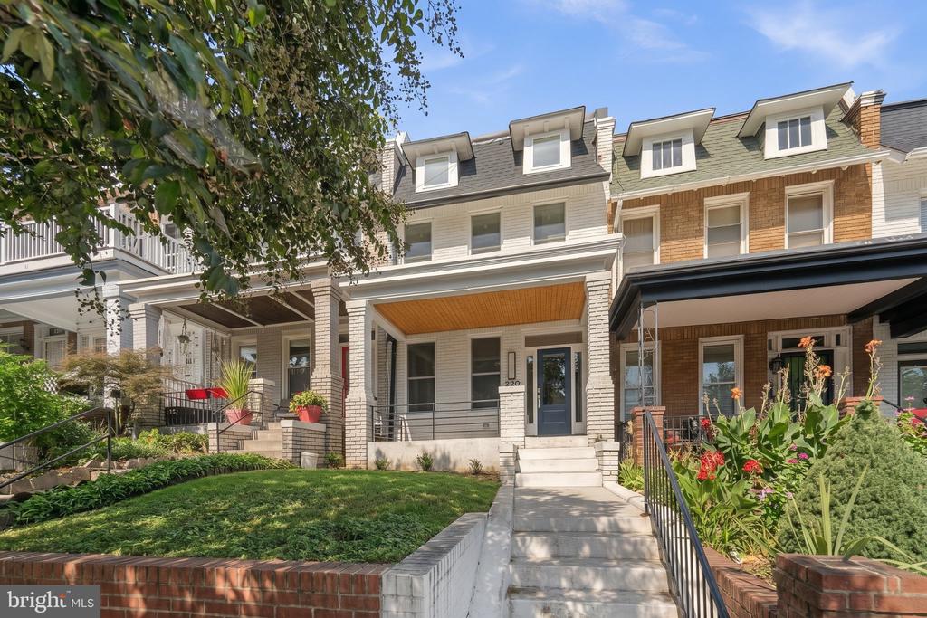 220 V STREET NE