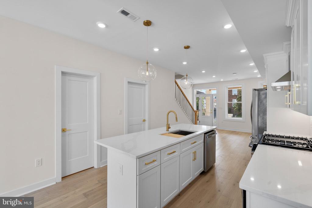 220 V STREET NE