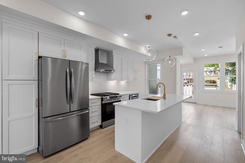 220 V STREET NE