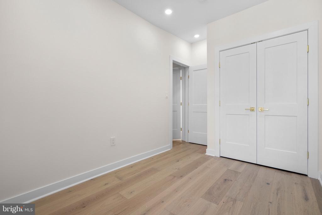 220 V STREET NE
