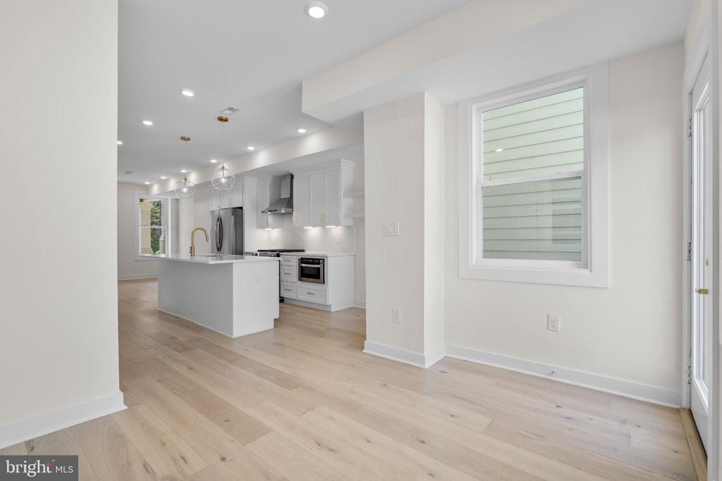 220 V STREET NE