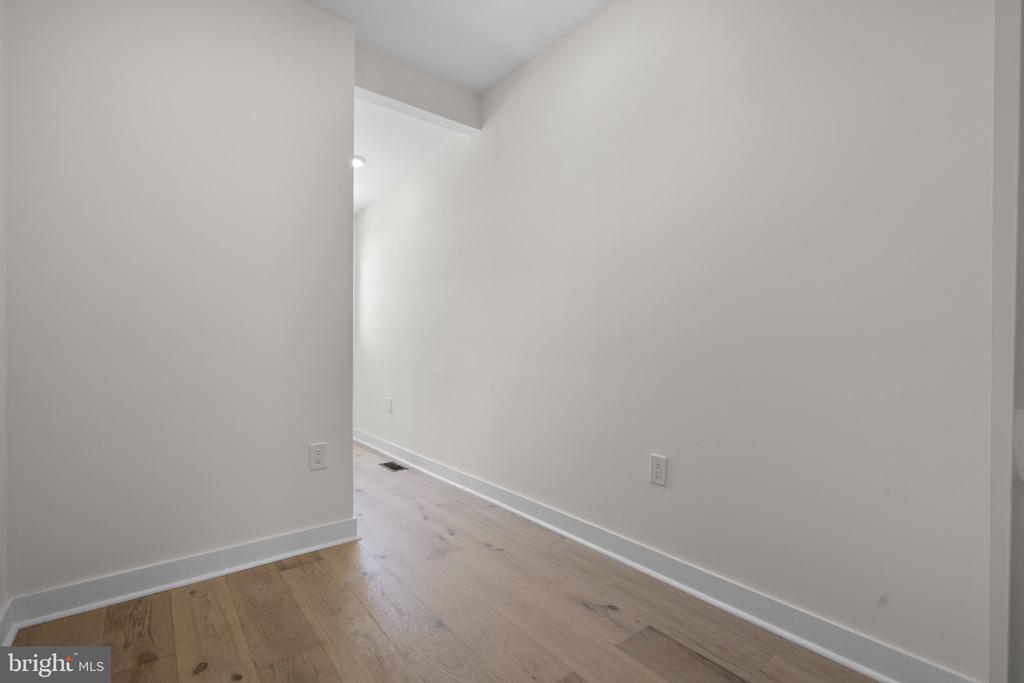 220 V STREET NE
