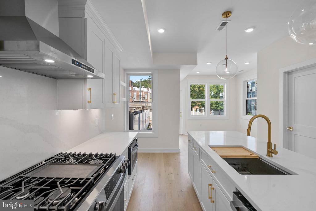 220 V STREET NE