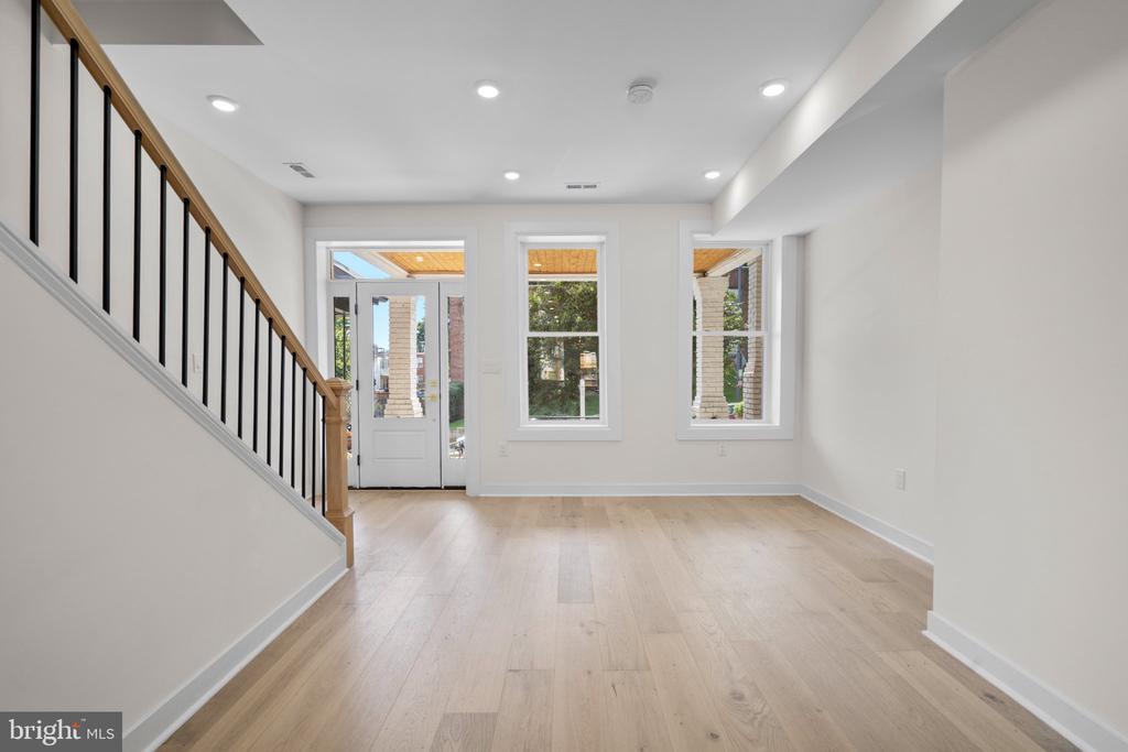 220 V STREET NE