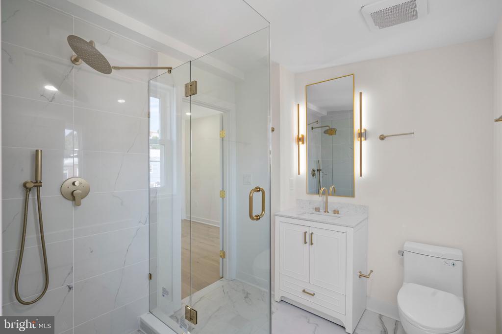 220 V STREET NE