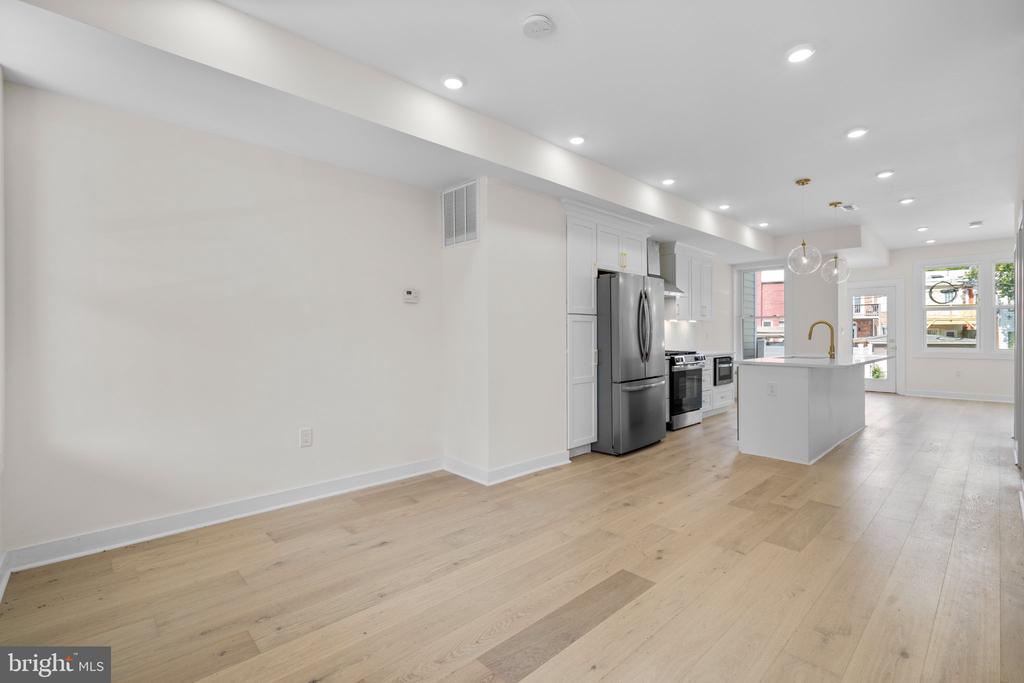 220 V STREET NE