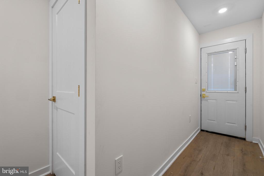 220 V STREET NE