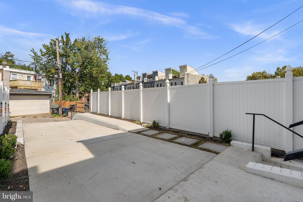 220 V STREET NE