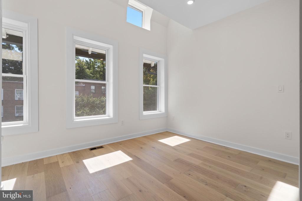 220 V STREET NE