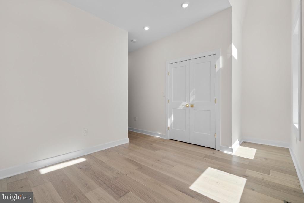 220 V STREET NE
