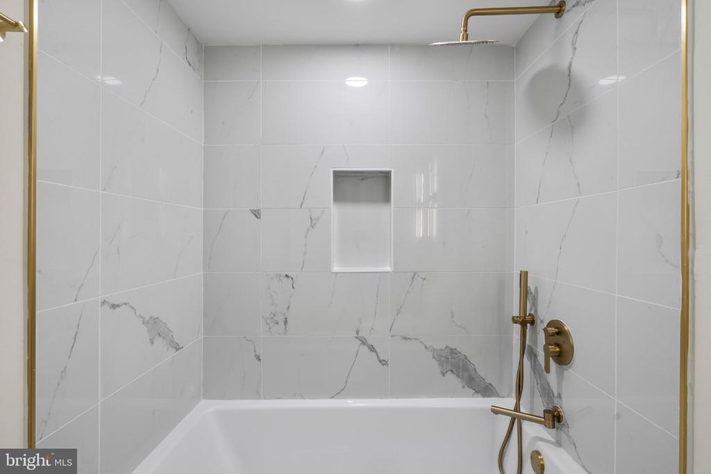 220 V STREET NE