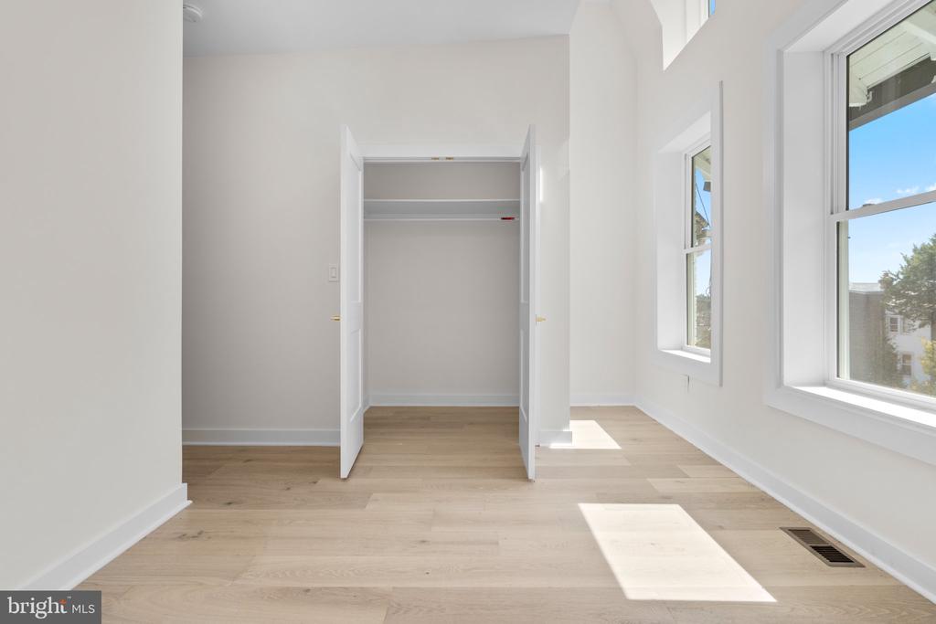 220 V STREET NE