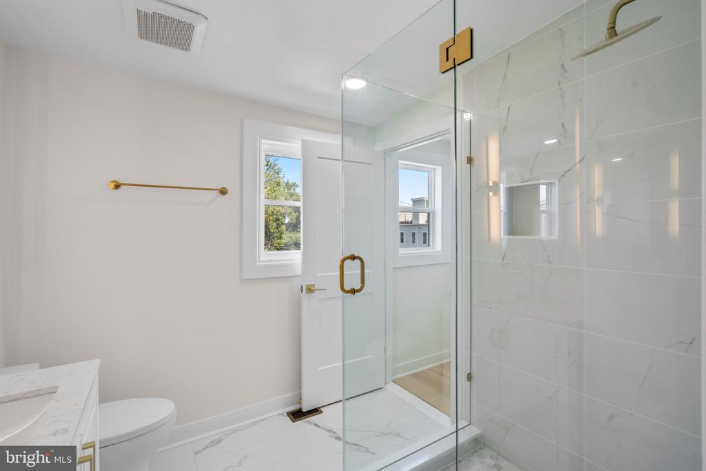 220 V STREET NE