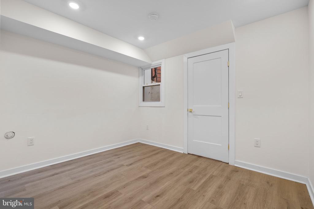 220 V STREET NE