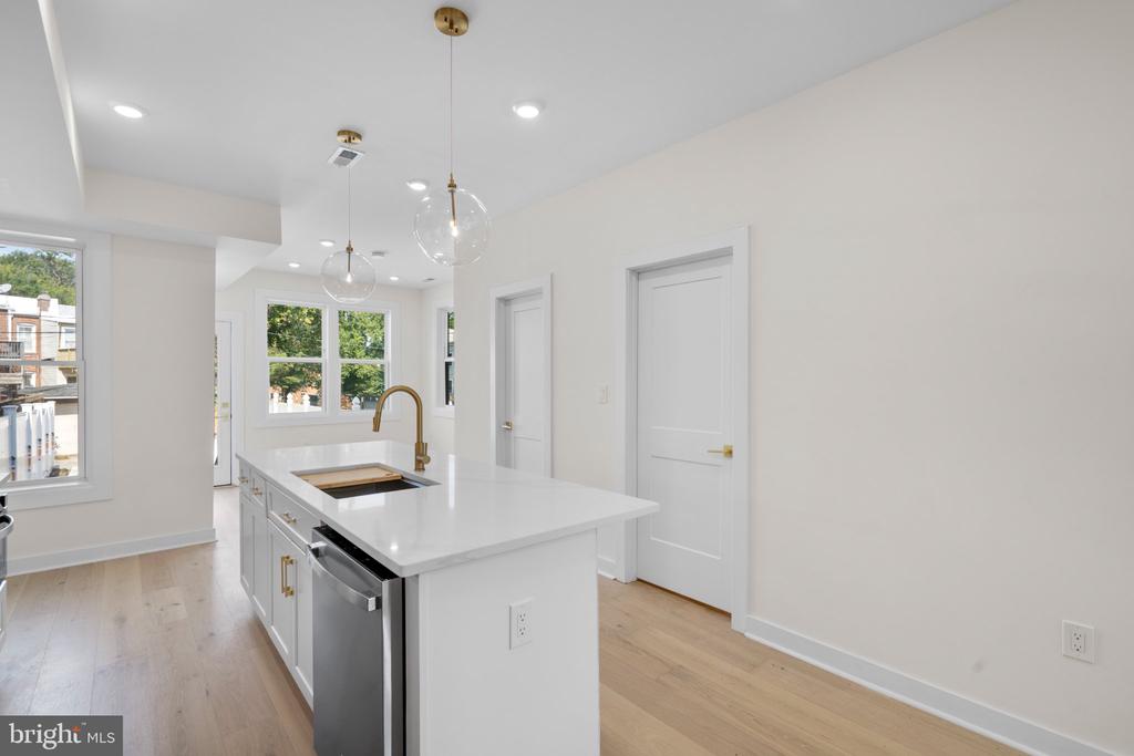 220 V STREET NE